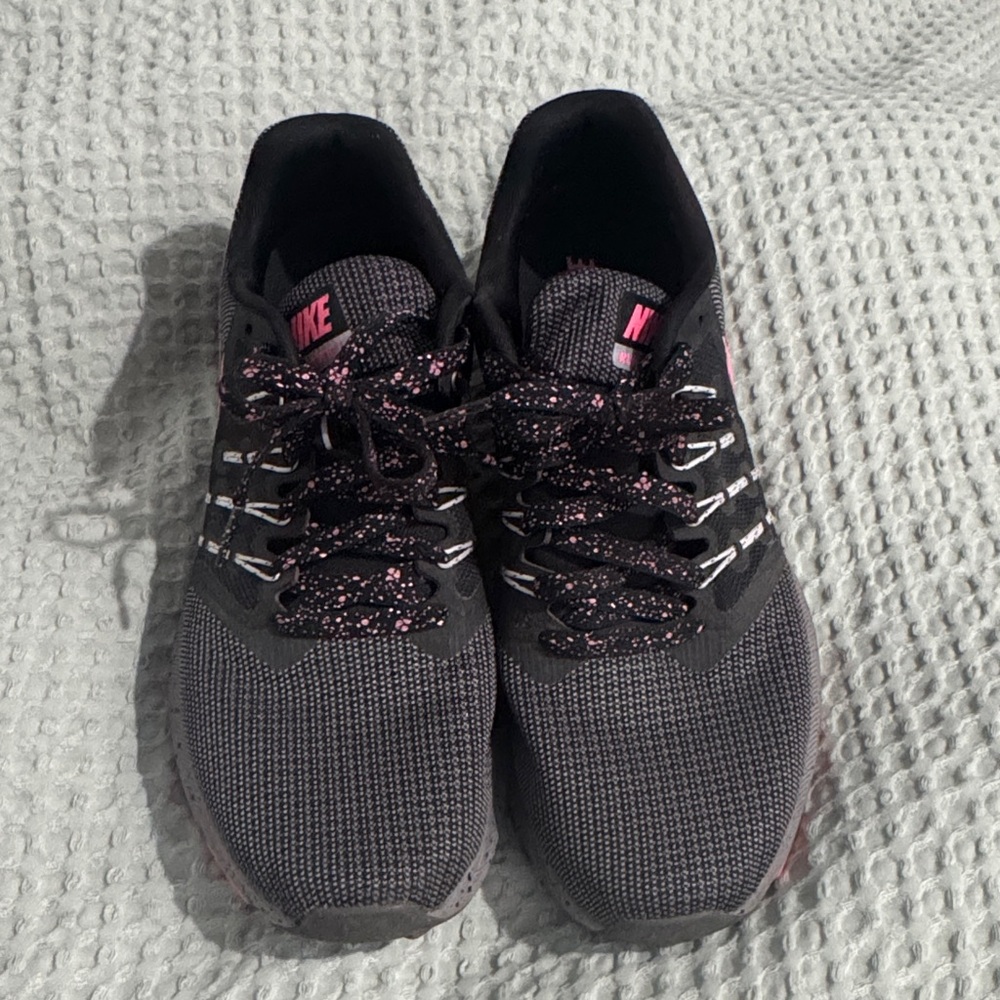 Nike Women's Black and Pink Athletic Shoes